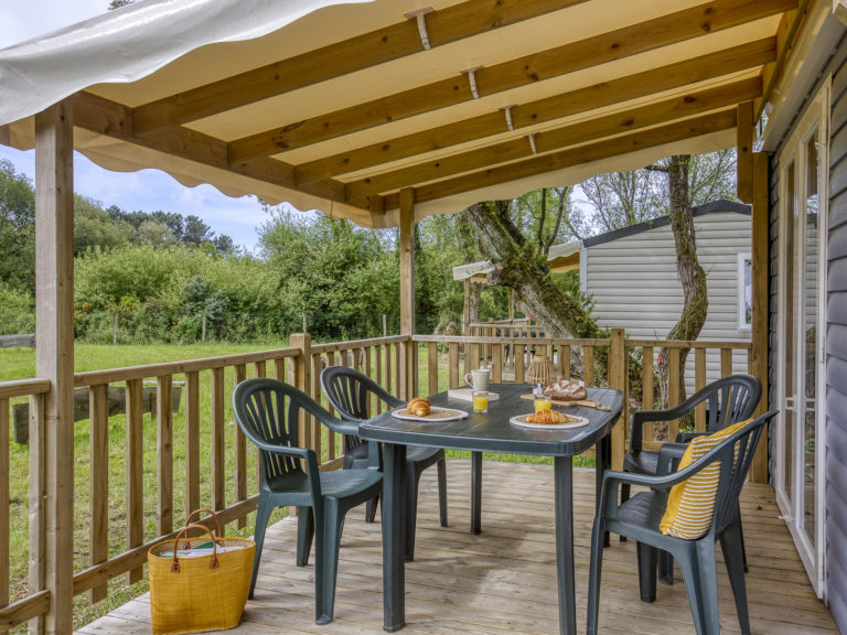 Terrasse en bois avec petit-déjeuner champêtre.