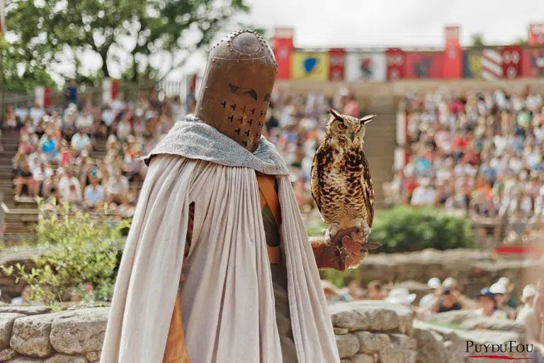 Chevalier médiéval avec chouette au Puy du Fou.