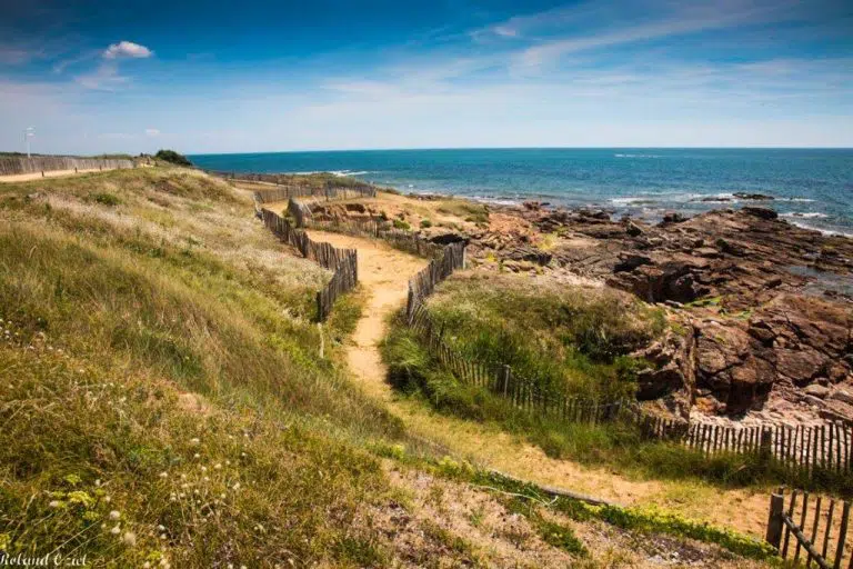 Sentier côtier en bord de mer atlantique.
