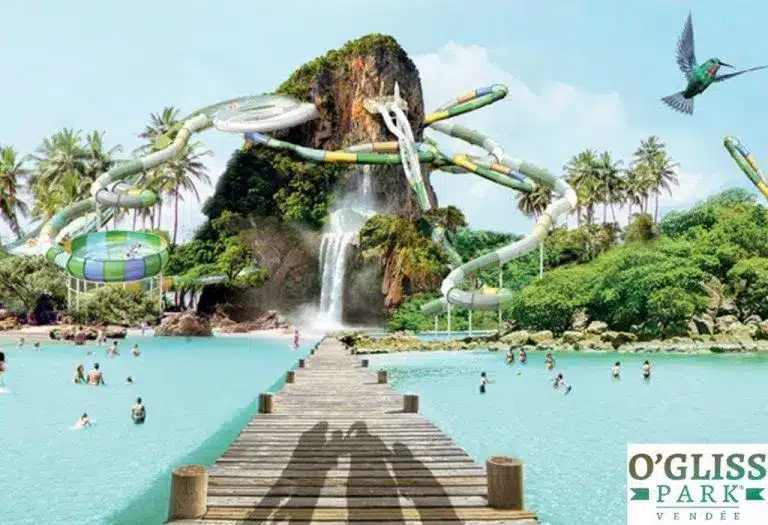 Parc aquatique avec toboggans et cascade.