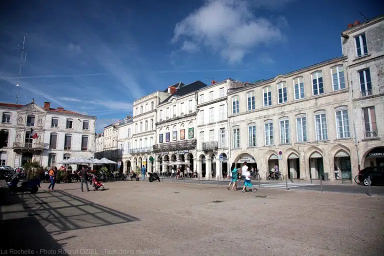 Place centrale de La Rochelle animée.