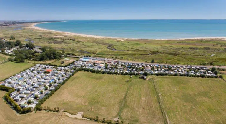 Vue aérienne camping proche de la plage en Normandie.