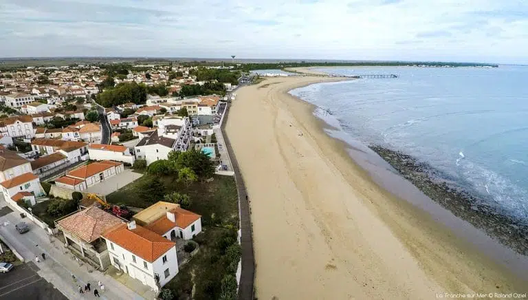 Plage et maisons à La Tranche-sur-Mer, Vendée.